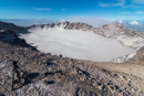 der mit Schnee gefüllte Krater